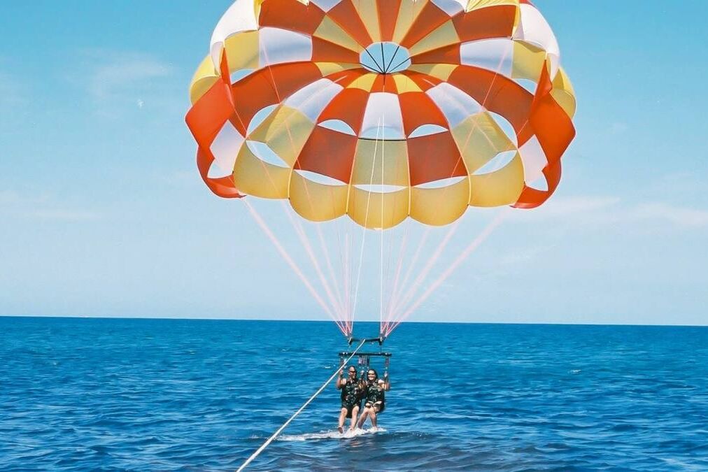 Parasailing in Waikiki