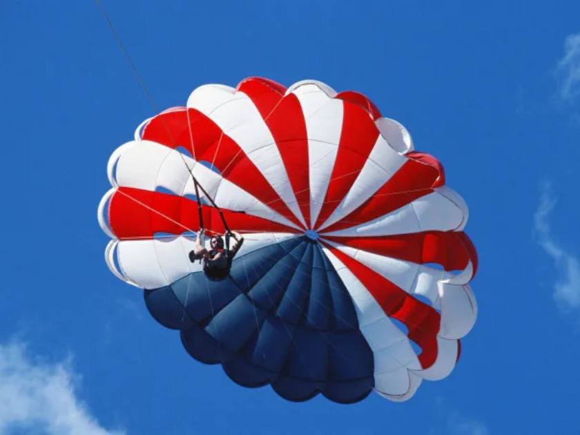 Parasailing in Waikiki