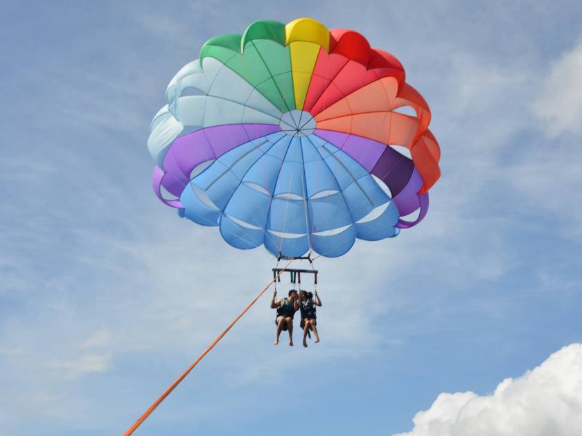 Parasailing in Waikiki