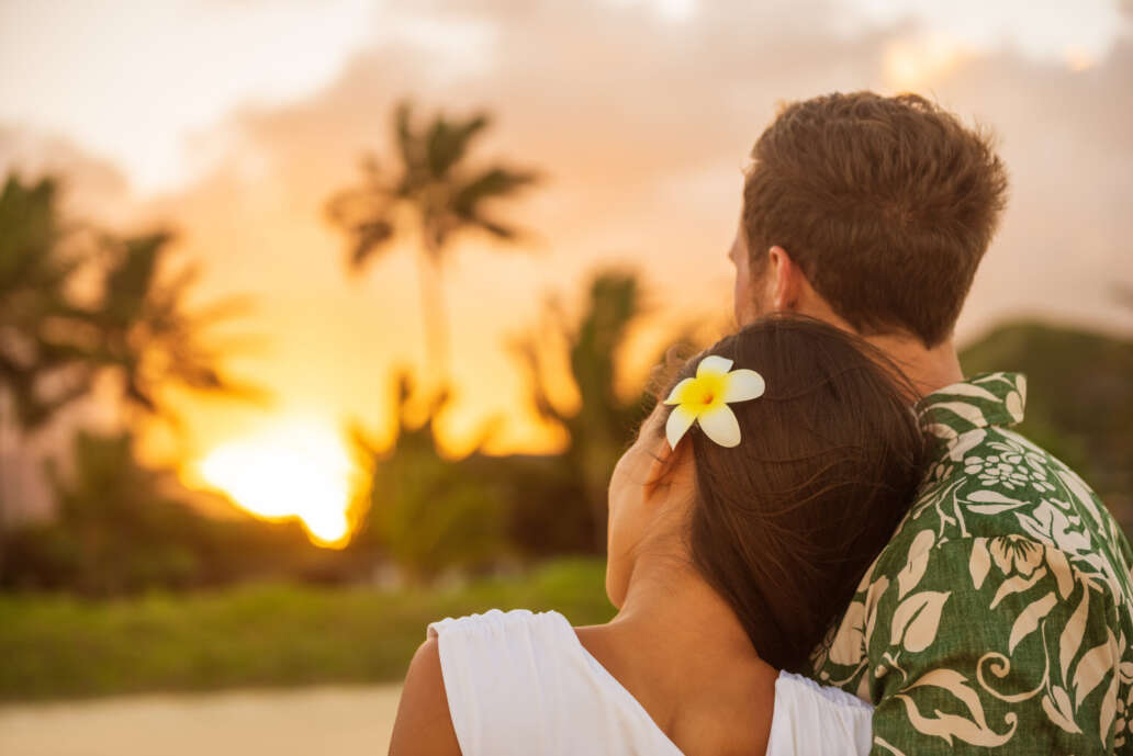 Romantic,Couple,Relaxing,Watching,Sunset,On,Beach,Stroll,View,From