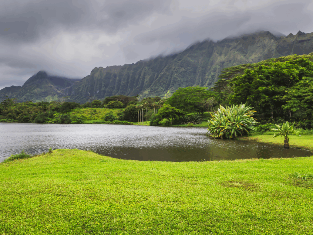 View of lake and mountains in Hoomaluhia botanical garden, Oahu island, Hawaii