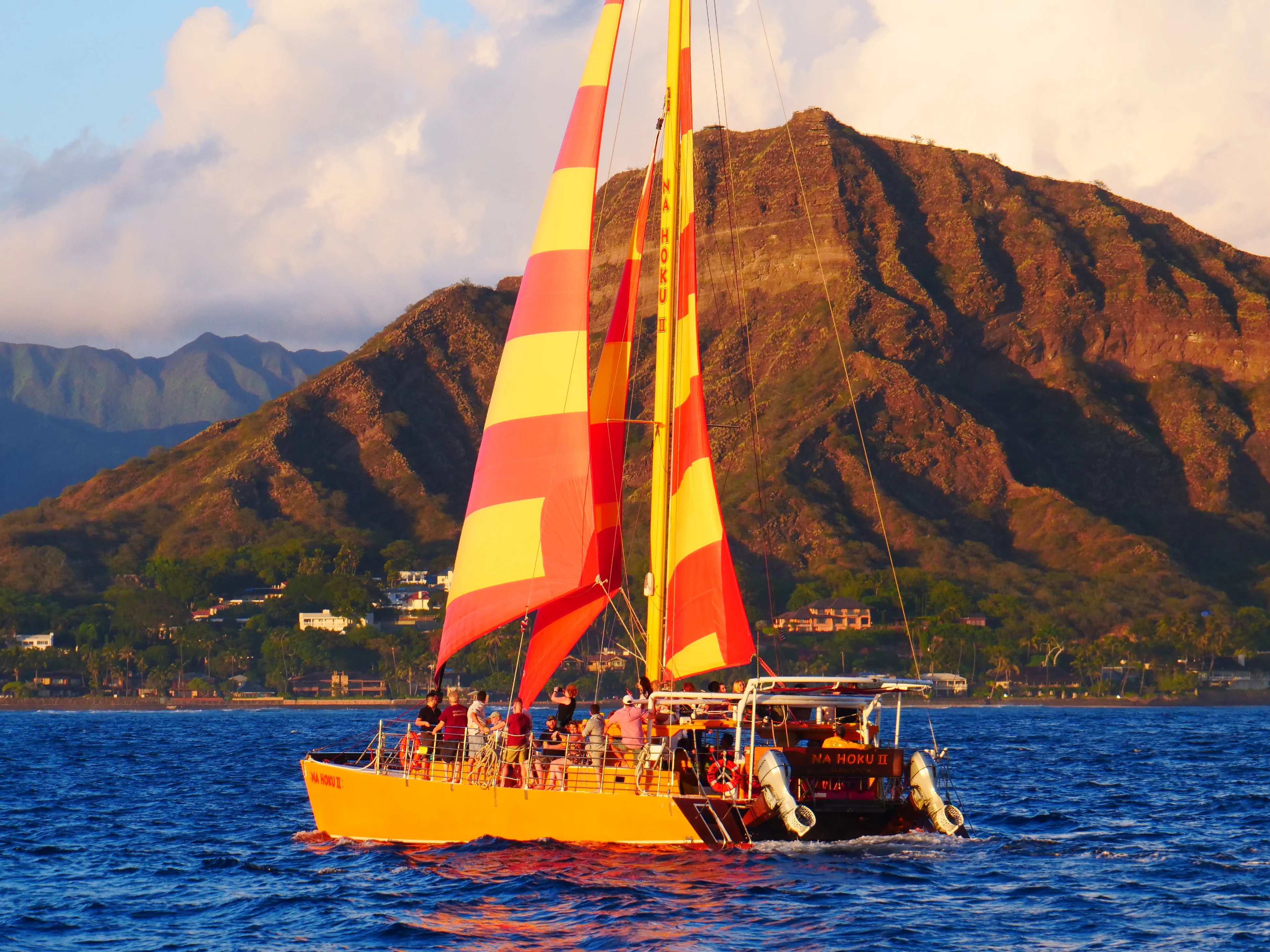 Na Hoku Catamaran – Sunset Party Cruise with Drinks from Waikiki Beach