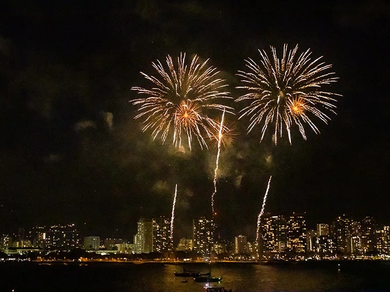 Honu Lani Catamaran: Waikiki Sunset Dinner Sail & Fireworks Cruise with Drinks