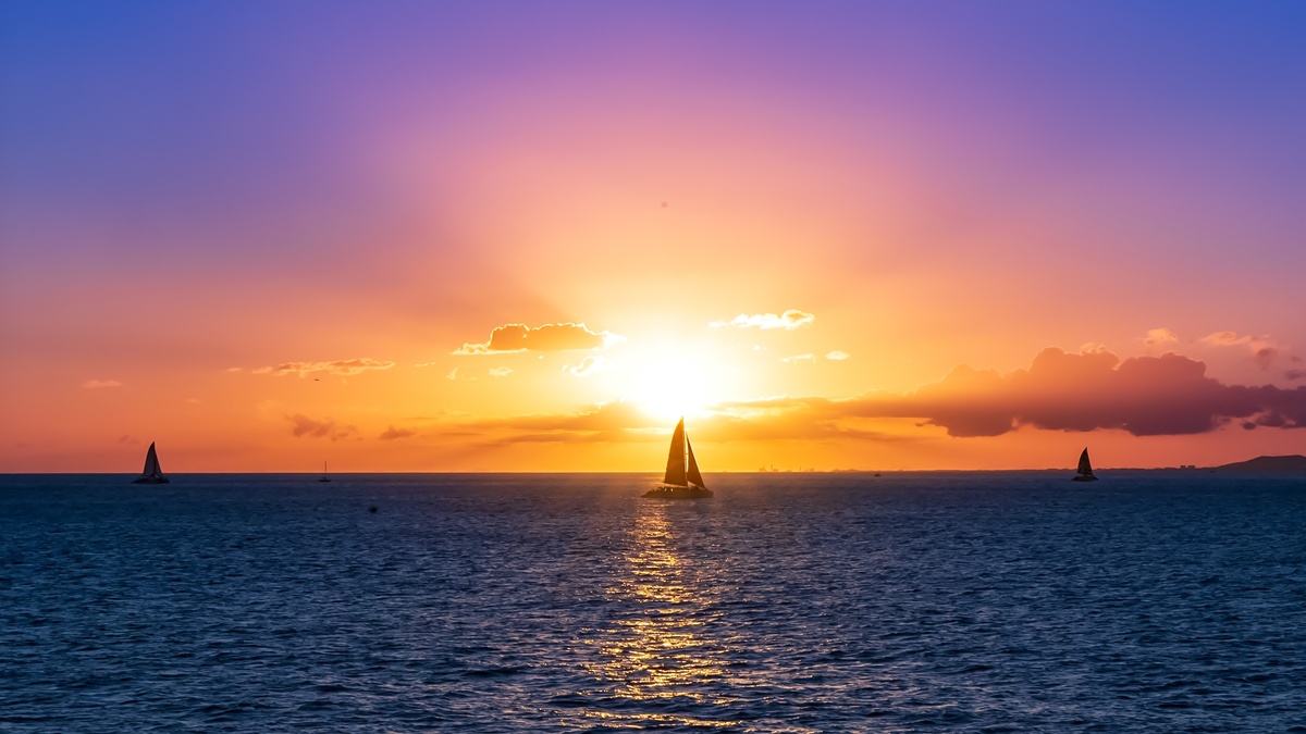 Why Waikiki’s Ocean Stays Warm All Year (Even at Sunset)